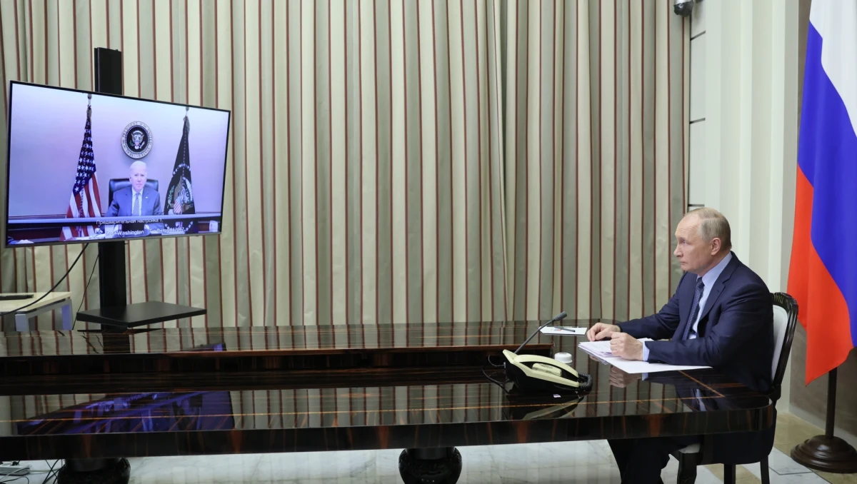 Zakończyła się wideokonferencja prezydentów USA i Rosji, Joe Bidena i Władimira Putina. Przywódcy rozmawiali m.in. o sytuacji na Ukrainie i koncentracji rosyjskich wojsk przy granicy tego kraju. Po rozmowie Biały Dom wydał komunikat, w którym podkreślono, że Biden ostrzegł Putina o możliwości nałożeniu sankcji na Rosję, jeśli federacja zdecyduje się na militarną eskalację. 