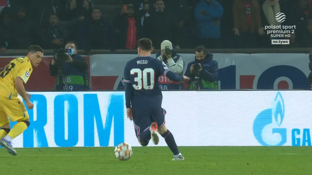 Leo Messi dostał piłkę od Mbappe na 25 metrze. "Pociągnął" z nią kilka metrów i tuż zza pola karnego, w swoim stylu przymierzył lewą nogą tuż obok słupka! Fantastyczny strzał!

Paris Saint-Germain FC: G. Donnarumma – Hakimí, Marquinhos, Diallo, N. Mendes – Wijnaldum, Verratti, I. Gueye – Messi, Mbappé, Di Maria.
Rezerwowi: Letellier, Navas – Dagba, Danilo Pereira, Dina Ebimbe, A. Herrera, Icardi, Kehrer, Kimpembe, Leandro Paredes.
Club Brugge KV: Mignolet – Hendry, Nsoki, Ricca – Mata, Vanaken, Balanta, Rits, Sandra – Lang, De Ketelaere.
Rezerwowi: Lammens – Dost, Izquierdo, Maouassa, Mbamba, Mechele, Otasowie, Sobol, Sowah, Van der Brempt, Vormer, Wesley.
