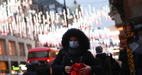 Kolejne europejskie kraje informują o rosnącej liczbie zakażeń nowym wariantem koronawirusa - Omikronem. Nowe przypadki dotyczą nie tylko osób wracających z zagranicy, coraz częściej transmisja odbywa się lokalnie. Setki pasażerów portugalskiego lotu z południowej Afryki czekają na wyniki testów. Władze Danii informują o dużych ogniskach tego wariantu. W Wielkiej Brytanii odnotowano natomiast rekordowy przyrost zakażeń Omikronem.