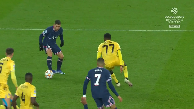 Lionel Messi pewnie wykorzystuje rzut karny, uderzając w lewy róg bramkarza. Mignolet nie rzucił się w żaden róg i nie zdołał obronić tego strzału.

