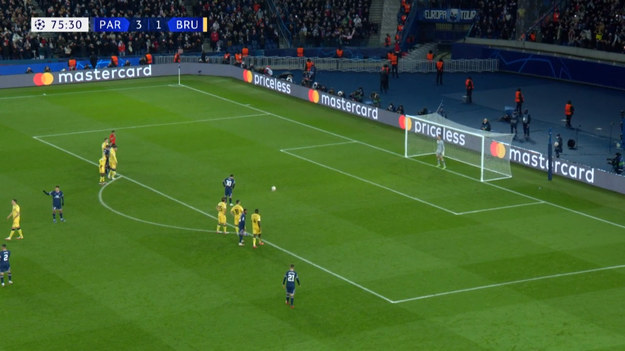 Kylian Mbappe i Leo Messi poprowadzili PSG do zwycięstwa na zakończenie zmagań w fazie grupowej Ligi Mistrzów. Obaj strzelili po dwa gole w wygranym 4-1 meczu paryżan z Club Brugge. 
Bramki: 2. Mbappé, 7. Mbappé (Di María), 38. Messi (Mbappé), 76. Messi (kar.) – 68. Rits (Lang)
Kartki:   55. Kehrer (PSG), 70. Mbappé (PSG) – 61. Lang (BGY)

 
Posiadanie piłki: 60 % : 40 %.
Strzały na bramkę: 9:6. Strzały niecelne: 5:6. Rzuty rożne: 7:4. Spalone: 1:2. Faule: 10:9.
Paris Saint-Germain FC: G. Donnarumma – Hakimí, Marquinhos (C), Diallo, N. Mendes (49. Kehrer) – Wijnaldum, Verratti (84. Dina Ebimbe), I. Gueye (71. Leandro Paredes) – Messi, Mbappé (83. Icardi), Di María (71. A. Herrera).
Rezerwowi: Letellier, Navas – Dagba, Danilo Pereira, Dina Ebimbe, A. Herrera, Icardi, Kehrer, Kimpembe, Leandro Paredes.
Club Brugge KV: Mignolet – Hendry, Nsoki, Ricca – Mata, Vanaken (C), Balanta (69. Mbamba), Rits (69. Vormer), Sandra (56. Van der Brempt) – Lang, De Ketelaere.
Rezerwowi: Lammens – Dost, Izquierdo, Maouassa, Mbamba, Mechele, Otasowie, Sobol, Sowah, Van der Brempt, Vormer, Wesley.
