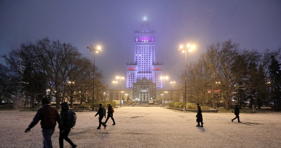 Przed nami wyjątkowo mroźna noc. W północno-wschodniej Polsce temperatura może spaść nawet do -14 stopni Celsjusza. W wielu miejscach możliwe są opady śniegu i marznące mgły.
