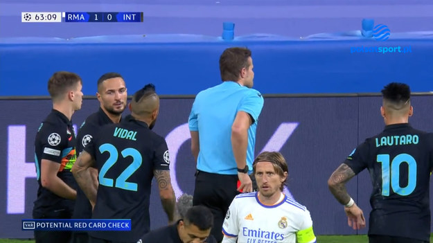W grupie D pierwsze miejsce przypieczętował Real Madryt, który u siebie pokonał Inter Mediolan po golach Niemca Toniego Kroosa i Marco Asensio. Mistrz Włoch też zagra w 1/8 finału LM.