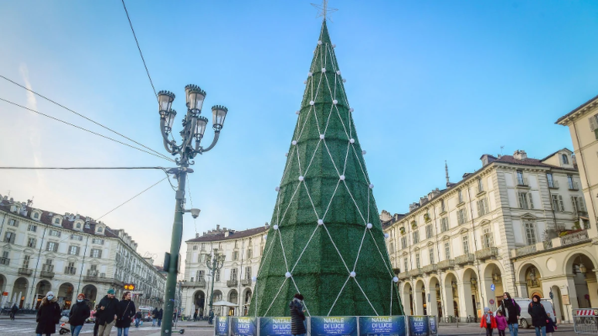 Tak brzydkiej świątecznej choinki jeszcze w Turynie nie było - ten komentarz można usłyszeć w stolicy Piemontu przed środową uroczystością zapalenia świateł na 22-metrowej konstrukcji wykonanej ze sztucznej trawy. Grupa turyńskich radnych zażądała wyjaśnień od władz miasta.