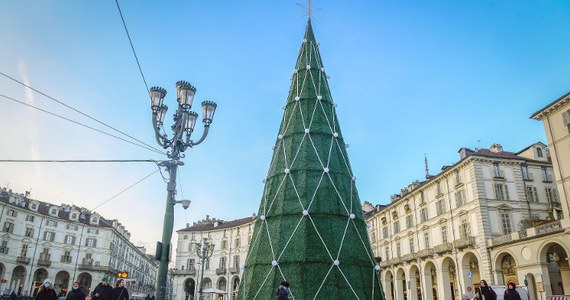 Tak brzydkiej świątecznej choinki jeszcze w Turynie nie było - ten komentarz można usłyszeć w stolicy Piemontu przed środową uroczystością zapalenia świateł na 22-metrowej konstrukcji wykonanej ze sztucznej trawy. Grupa turyńskich radnych zażądała wyjaśnień od władz miasta.