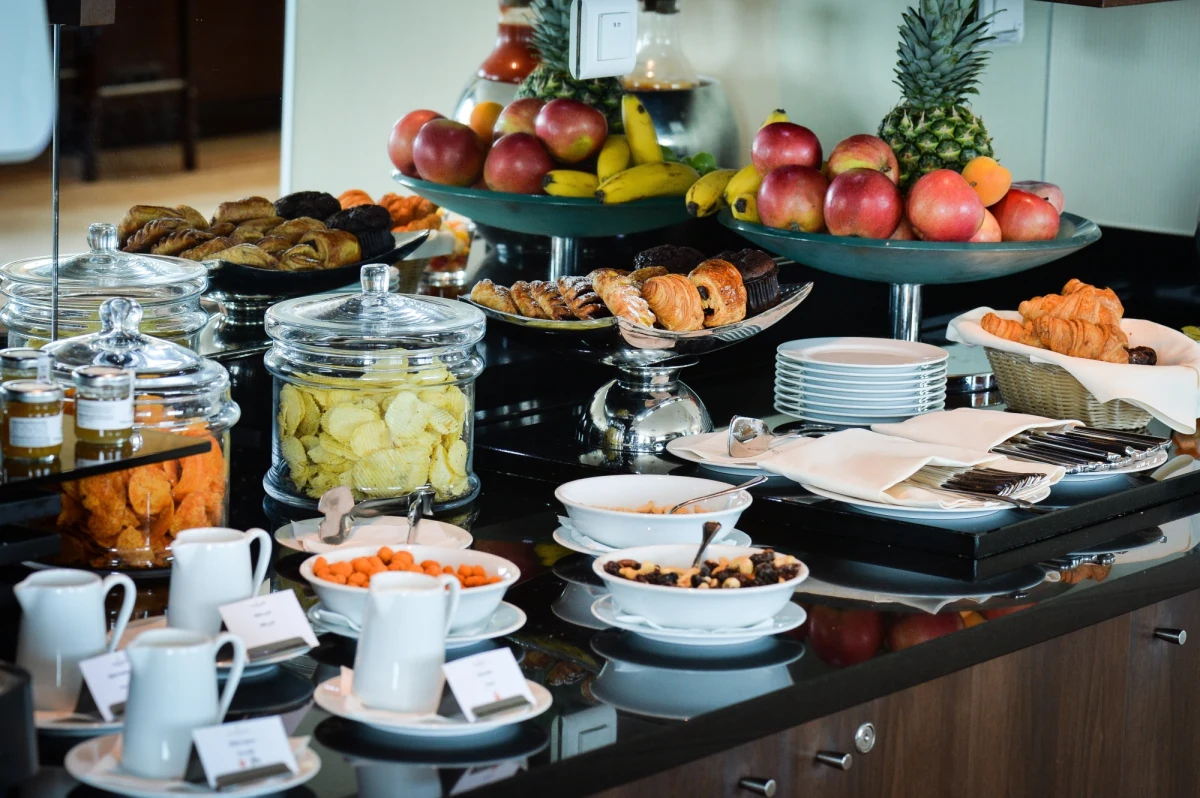 Z nowymi limitami opłacalność biznesu hotelowego w okresie świątecznym będzie pod znakiem zapytania - ocenił sekretarz generalny Izby Gospodarczej Hotelarstwa Polskiego Marcin Mączyński. Przypomniał, że hotelarze nadal nie mają prawa sprawdzać certyfikatów covidowych.