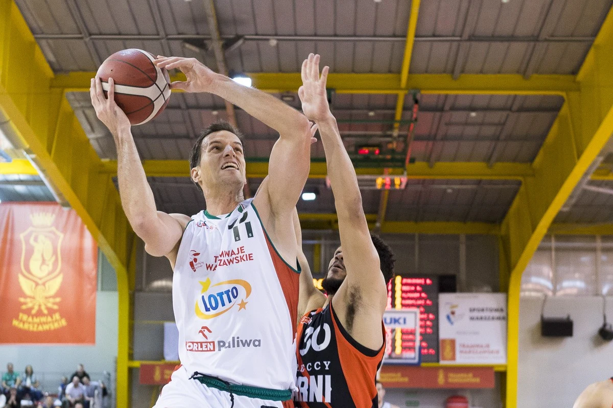 Dziś wieczorem hali OSiR Bemowo przy ul. Obrońców Tobruku 40 w Warszawie, koszykarze Legii zainaugurują drugi etap europejskich pucharów FIBA Europe Cup. W elitarnym gronie szesnastu najlepszych zespołów tegorocznych rozgrywek Zieloni Kanonierzy staną naprzeciwko rosyjskiej Parmie Perm. Początek meczu o 18:00.