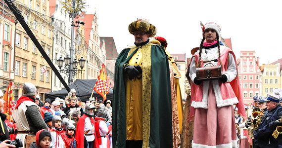 Tuż po Nowym Roku obchodzimy Święto Objawienia Pańskiego. W dniu bardziej znanym jako Święto Trzech Króli przez polskie miasta przechodzą wielobarwne orszaki. Czy tego dnia trzeba iść do kościoła? Czy jest to dzień wolny od pracy?  Wyjaśniamy.