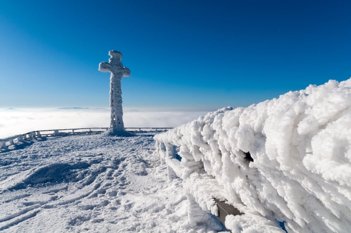 ​Siedem stopni mrozu zanotowano w dziś rano w Ustrzykach Górnych w Bieszczadach. Powyżej górnej granicy lasu leży 30-70 cm śniegu, w tym kilka centymetrów świeżego. Obowiązuje pierwszy stopień zagrożenia lawinowego.