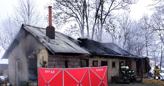 ​Jedna osoba zginęła w pożarze budynku gospodarczego w Dachnowie koło Lubaczowa (Podkarpackie). Ogień pojawił się tam dzisiaj nad ranem - poinformował rzecznik podkarpackich strażaków Marcin Betleja.