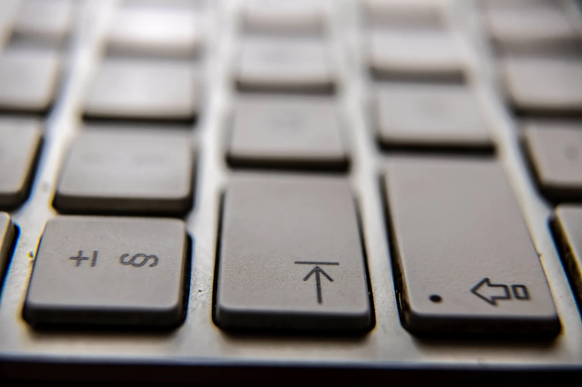 Pracownicy prokuratur w całym kraju skarżą się na problemy z działaniem nowego systemu informatycznego. Jest on wdrażany od sierpnia, ale od ostatniego poniedziałku stał się podstawą pracy wszystkich prokuratur w całym kraju.