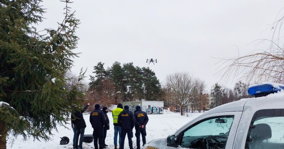 W najbliższych dniach w Olsztynie zacznie latać specjalistyczny dron, którym badany będzie dym z komina. Osobom, które nie wpuszczą na swoją posesję strażników miejskich, grożą nawet trzy lata więzienia.

