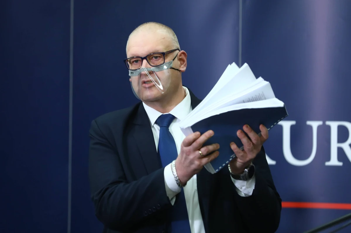 Prokurator Krajowy Bogdan Święczkowski jest rozważany przez Zjednoczoną Prawicę jako kandydat na sędziego Trybunału Konstytucyjnego - ustalili nieoficjalnie reporterzy RMF FM. Śledczego rekomenduje na to stanowisko Solidarna Polska. Ugrupowanie Zbigniewa Ziobry uważa, że to właśnie ono powinno tym razem wskazać nowego sędziego Trybunału.