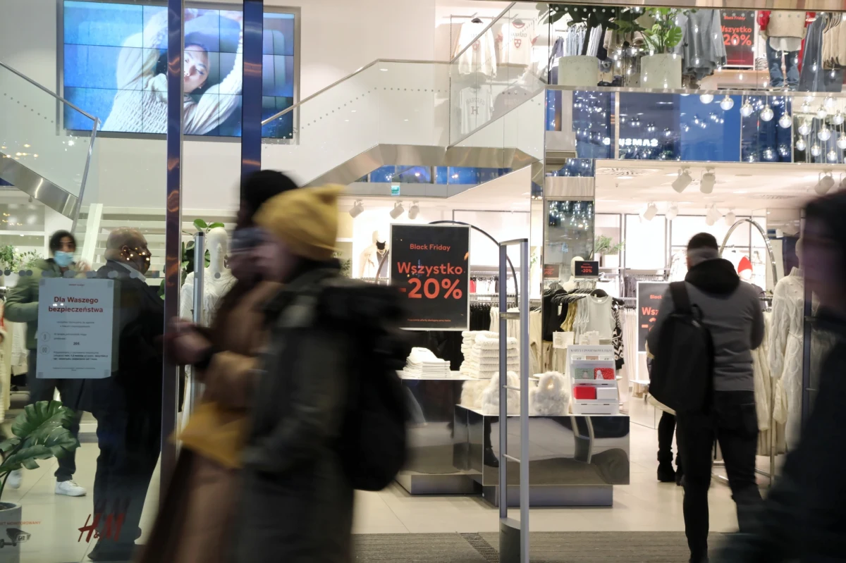 Niedziele handlowe w tym roku przypadają na 12 i 19 grudnia. W ich trakcie w wielu centrach handlowych będą się odbywały szczepienia przeciw Covid-19 - poinformowała Polska Rada Centrów Handlowych. 