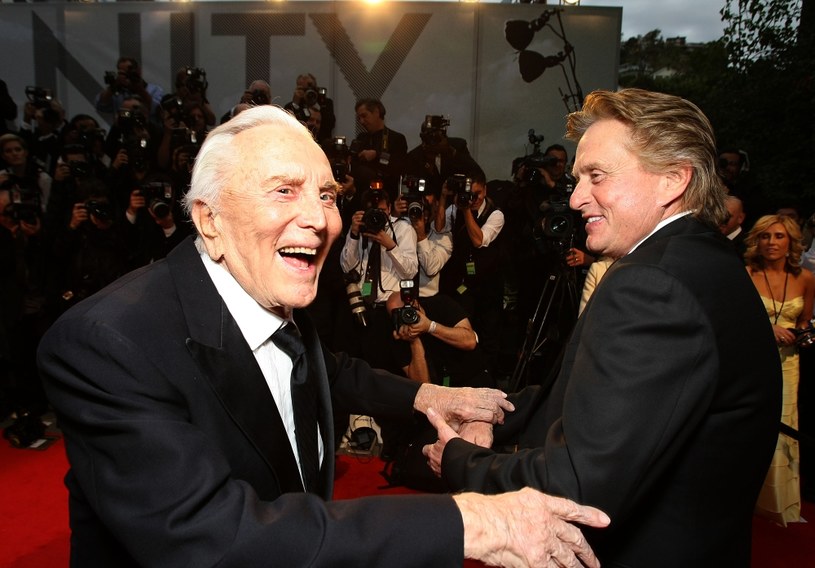 105 lat skończyłby dziś Kirk Douglas, prawdziwa ikona kina, ostatni przedstawiciel Złotej i Srebrnej Ery Hollywood. Mąż producentki Anne Buydens i ojciec czwórki dzieci, w tym równie sławnego Michaela Douglasa zmarł w lutym 2020 roku. Miał 103 lata.