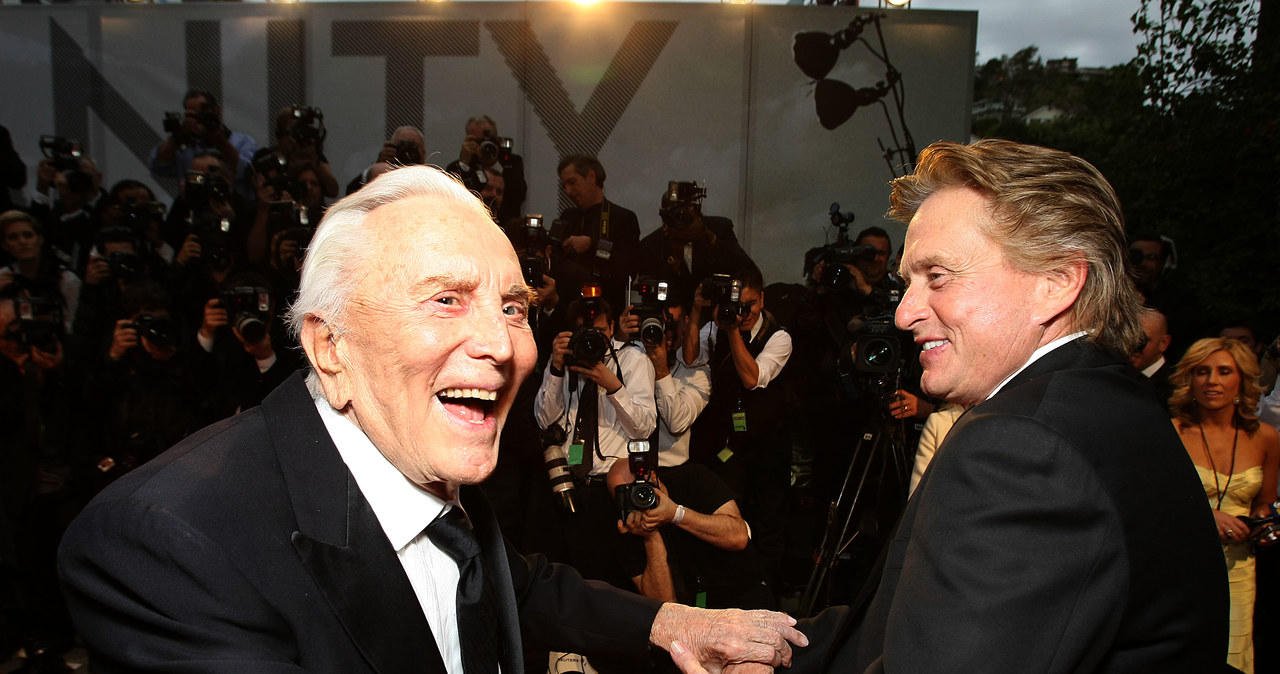 105 lat skończyłby dziś Kirk Douglas, prawdziwa ikona kina, ostatni przedstawiciel Złotej i Srebrnej Ery Hollywood. Mąż producentki Anne Buydens i ojciec czwórki dzieci, w tym równie sławnego Michaela Douglasa zmarł w lutym 2020 roku. Miał 103 lata.