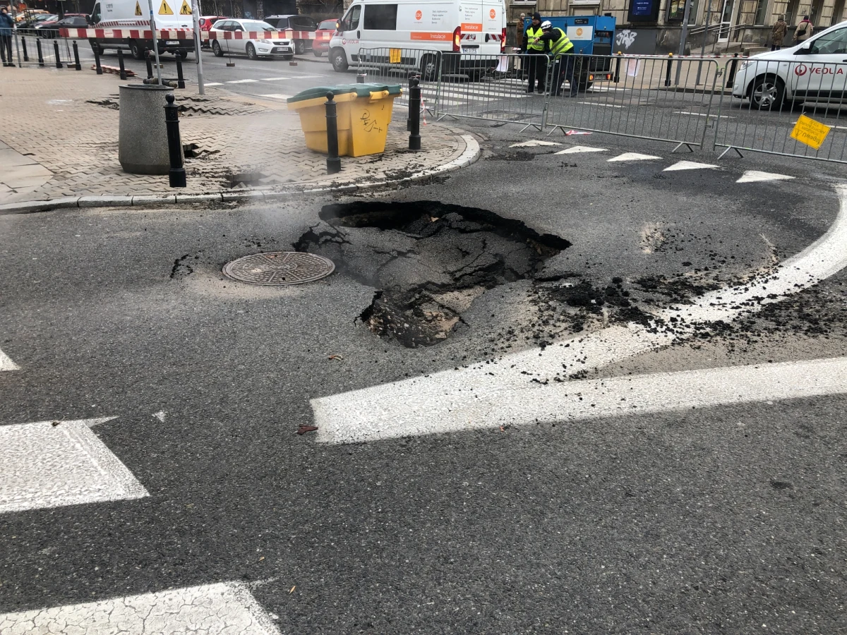 ​Do awarii rury ciepłowniczej doszło na skrzyżowaniu ulic Pięknej i Mokotowskiej w Warszawie. Na jezdnię wypływa woda, która zamarza. Na miejscu są już pracownicy Veolii, którzy zabezpieczają teren.