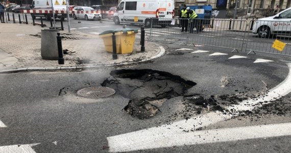 ​Do awarii rury ciepłowniczej doszło na skrzyżowaniu ulic Pięknej i Mokotowskiej w Warszawie. Na jezdnię wypływa woda, która zamarza. Na miejscu są już pracownicy Veolii, którzy zabezpieczają teren.