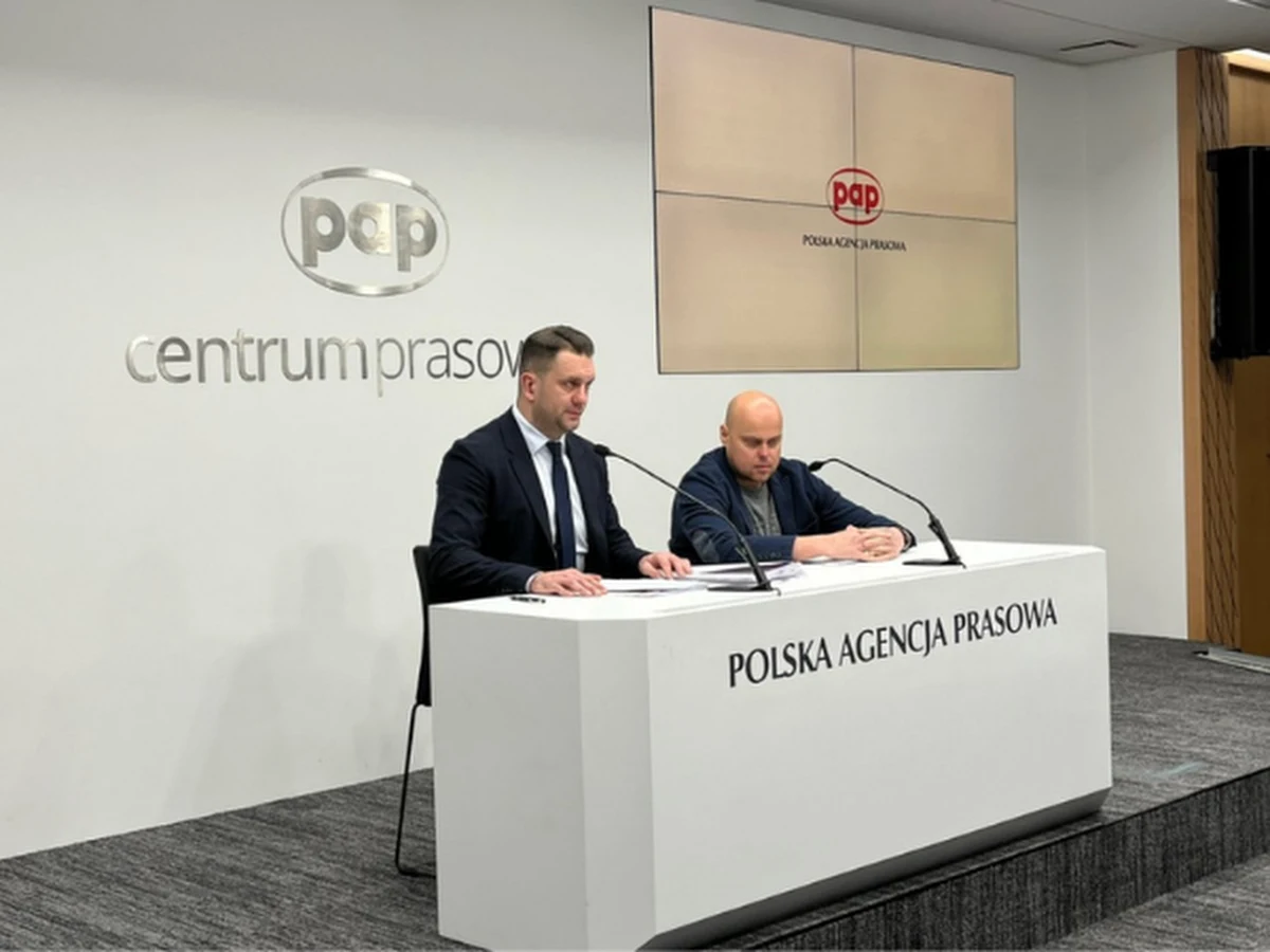 "Mamy do czynienia z największym atakiem politycznym po 1989 roku. Atakiem na Zjednoczoną Prawicę. Atakiem bez precedensu, żeby obalić rząd" - powiedział wiceminister sportu Łukasz Mejza, który dziś po raz pierwszy odniósł się do zarzutów dot. oszustw przy oferowaniu terapii pseudomedycznych. Na konferencji razem z posłem wystąpił Tomasz Guzowski, który twierdzi, że poddał się leczeniu oferowanemu przez firmę posła. 