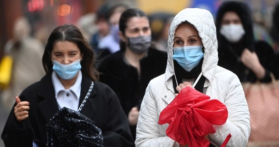 Wariant koronawirusa Omikron wykryto już w 57 państwach na świecie - poinformowała Światowa Organizacja Zdrowia (WHO). Przypadki nowej mutacji zdiagnozowano m.in. w Czechach i Niemczech - wynika z gromadzącej dane o genomie SARS-CoV-2 bazy GISAID, na którą powołuje się WHO. 