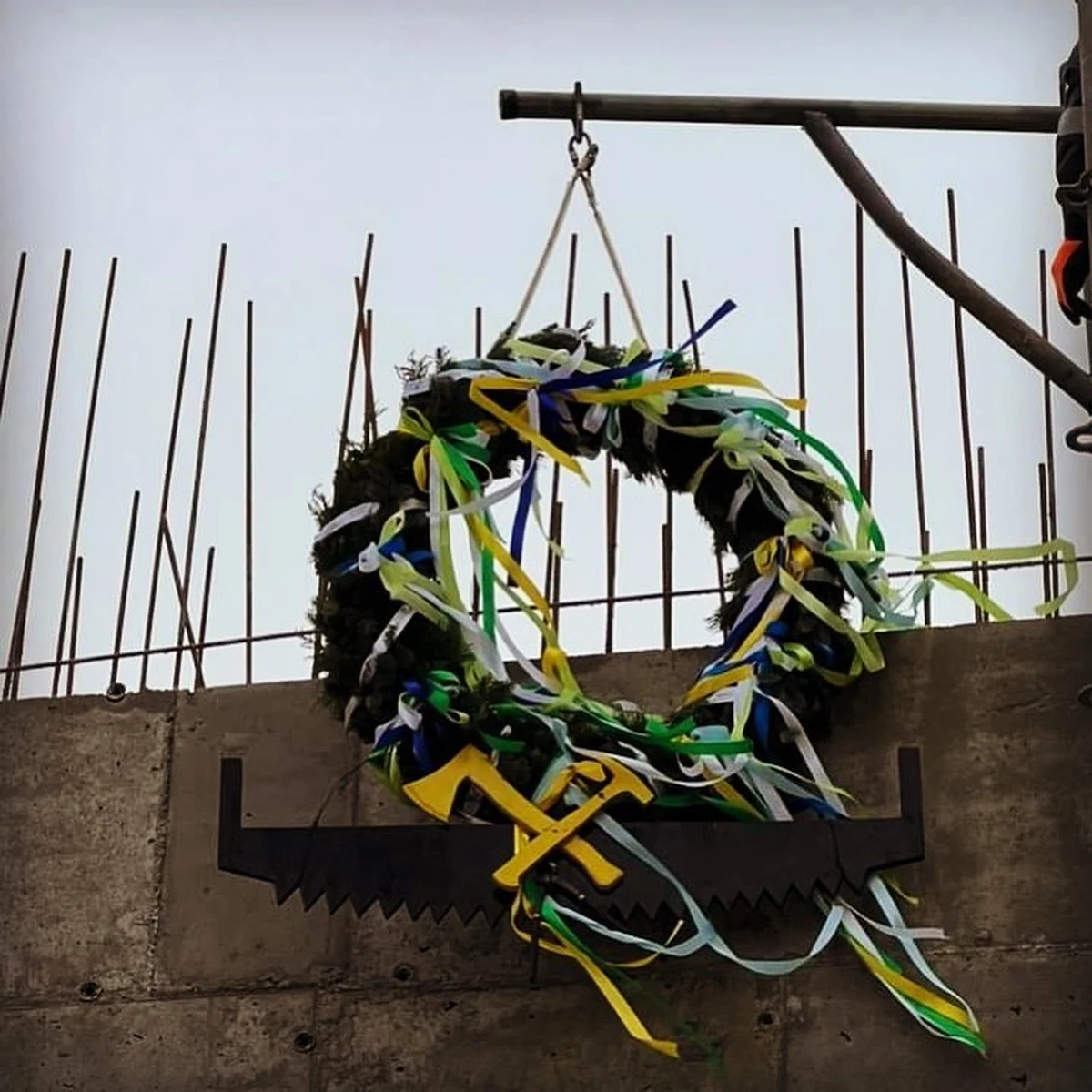 ​Nowa część kompleksu teatralnego, który będzie siedzibą Teatru Polskiego w Szczecinie, osiągnęła już założoną w projekcie wysokość. Zgodnie z tradycją ten etap budowy zakończyła uroczystość zawieszenia wiechy na budynku. Zawisła ona na kominie scenicznym - najwyższym architektonicznie elemencie gmachu.