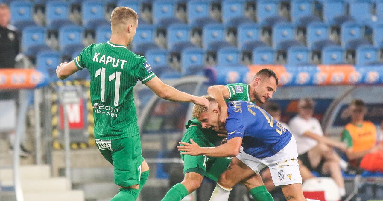 Mecz Lech Poznań - Radomiak Radom w PKO Ekstraklasie, o piłkę walczą Michał Skóraś i Karol Angielski