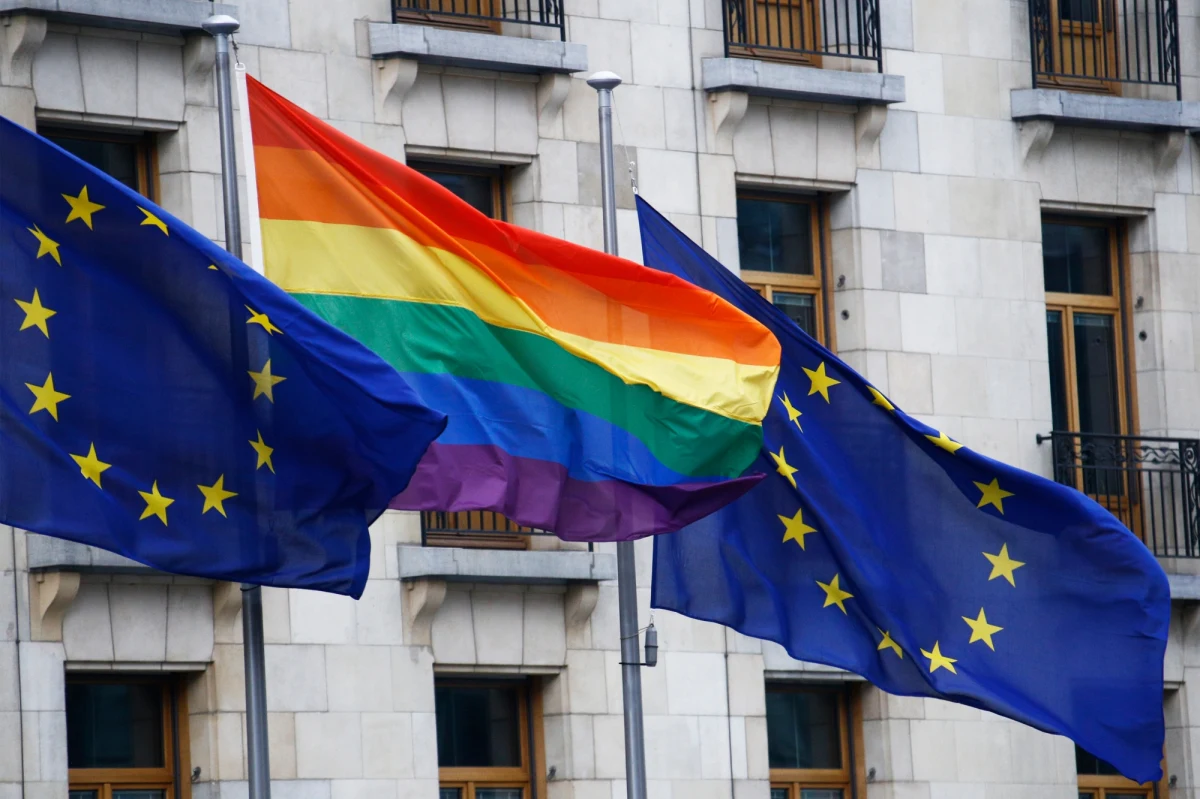 Komisja Europejska potwierdza, że odblokowała pieniądze dla pięciu regionów Polski, które najpierw ogłosiły tzw. strefy wolne od LGBT, ale ostatecznie się z tych deklaracji wycofały. "Jesteśmy zadowoleni" – przyznaje rzecznik Komisji Europejskiej w rozmowie z dziennikarką RMF FM w Brukseli - "Wszystkie pięć regionów zobowiązało się do niedyskryminacji ze względu na orientację seksualną". 