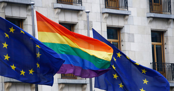 Komisja Europejska potwierdza, że odblokowała pieniądze dla pięciu regionów Polski, które najpierw ogłosiły tzw. strefy wolne od LGBT, ale ostatecznie się z tych deklaracji wycofały. "Jesteśmy zadowoleni" – przyznaje rzecznik Komisji Europejskiej w rozmowie z dziennikarką RMF FM w Brukseli - "Wszystkie pięć regionów zobowiązało się do niedyskryminacji ze względu na orientację seksualną". 