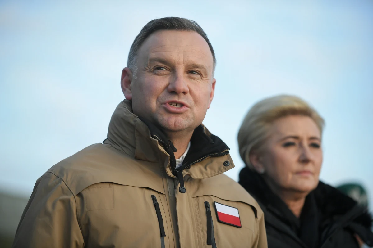 Prezydent Duda razem z małżonką Agatą Kornhauser-Dudą spotkali się w Kuźnicy z funkcjonariuszami Straży Granicznej, Policji, Straży Pożarnej, żołnierzami Wojska Polskiego oraz obecnymi na miejscu żołnierzami wojsk sojuszniczych. „Cały czas ponawiają się ataki na polską granicę. Sytuacja się zmieniła, ale trudno powiedzieć, żeby było spokojniej” - podkreślił Andrzej Duda. Prezydent w Kuźnicy spotkał się z przedstawicielami służb chroniących granicę polsko-białoruską.