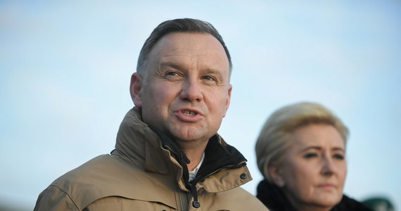 Prezydent Duda razem z małżonką Agatą Kornhauser-Dudą spotkali się w Kuźnicy z funkcjonariuszami Straży Granicznej, Policji, Straży Pożarnej, żołnierzami Wojska Polskiego oraz obecnymi na miejscu żołnierzami wojsk sojuszniczych. „Cały czas ponawiają się ataki na polską granicę. Sytuacja się zmieniła, ale trudno powiedzieć, żeby było spokojniej” - podkreślił Andrzej Duda. Prezydent w Kuźnicy spotkał się z przedstawicielami służb chroniących granicę polsko-białoruską.