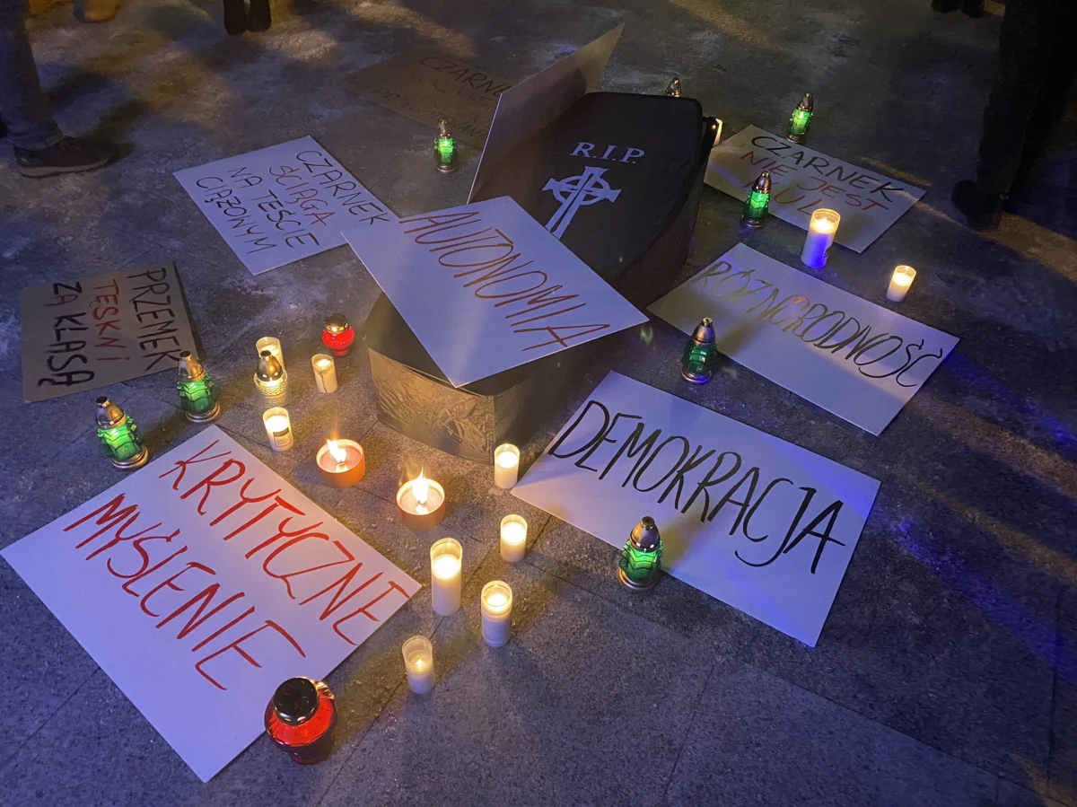 Kilkadziesiąt osób protestowało przed Sejmem przeciwko "lex Czarnek", czyli ustawie zmieniającej Prawo oświatowe. Byli to nauczyciele, związkowcy, ale też uczniowie warszawskich szkół. Szef resortu edukacji Przemysław Czarnek poinformował wcześniej, że ministerstwo wycofuje się z pomysłu zwiększenia liczby przedstawicieli kuratorów w komisjach konkursowych na stanowisko dyrektora szkoły. Oznacza to, że nie zostanie wzmocniona rola kuratora oświaty w tej kwestii.