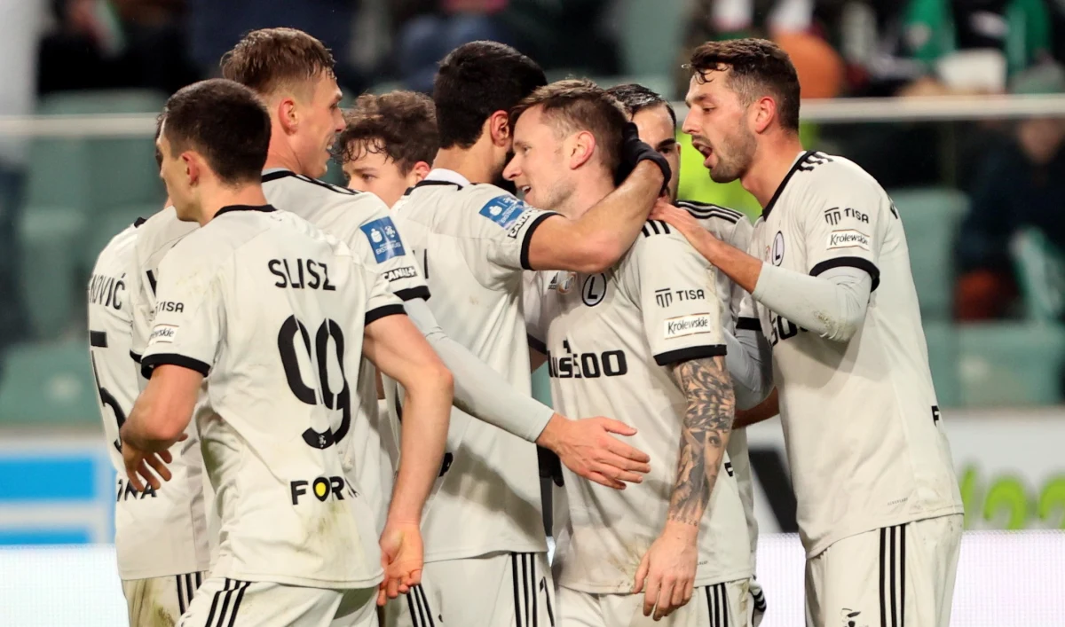 Mimo beznadziejnej gry w ostatnich dwóch miesiącach piłkarze Legii Warszawa ciągle mają szansę na sukces w Lidze Europy, bo awans z grupy, w której zagrały włoskie Napoli, angielskie Leicester City i rosyjski Spartak Moskwa byłby niewątpliwie sukcesem. Wystarczy "tylko" pokonać u siebie Spartaka. We wrześniu Moskwie Legia wygrała niespodziewanie 1:0. Pierwszy gwizdek w Warszawie o 18:45.