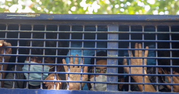 Sąd w Bangladeszu skazał 20 osób na karę śmierci za zabicie studenta kijami od krykieta - przekazał tamtejszy prokurator. 21-letni uczeń stołecznej politechniki w Dhace kilka godzin przed śmiercią opublikował w internecie krytyczny wpis dotyczący premier kraju Szejch Hasiny Wazed - tłumaczy AFP.