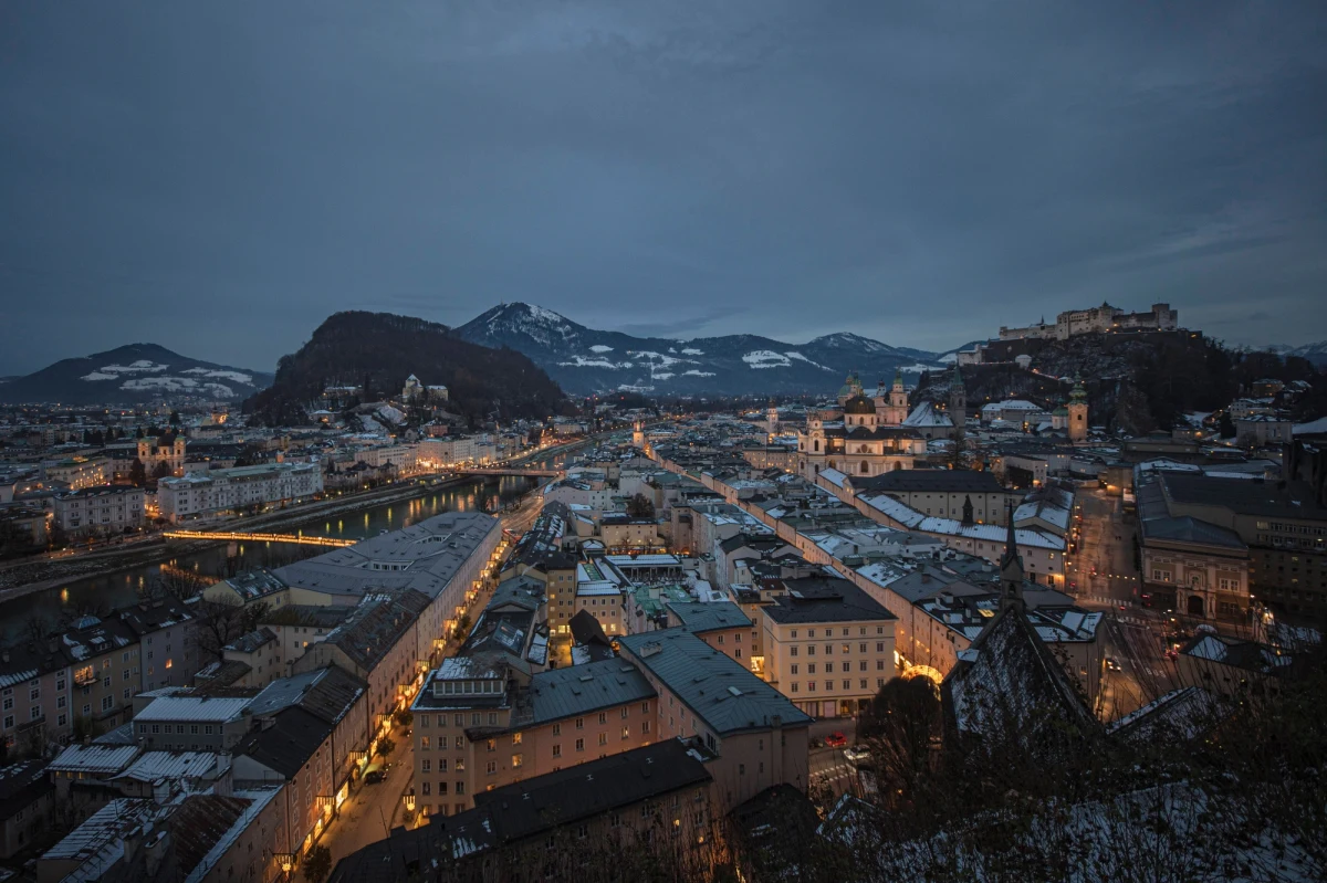 Po konsultacjach z władzami krajów związkowych i ekspertami rząd Austrii potwierdził zakończenie ogólnokrajowego lockdownu 12 grudnia. Po tej dacie ponownie otwierany będzie handel, gastronomia oraz usługi. Aktualne pozostaną obostrzenia dla osób niezaszczepionych przeciw Covid-19.