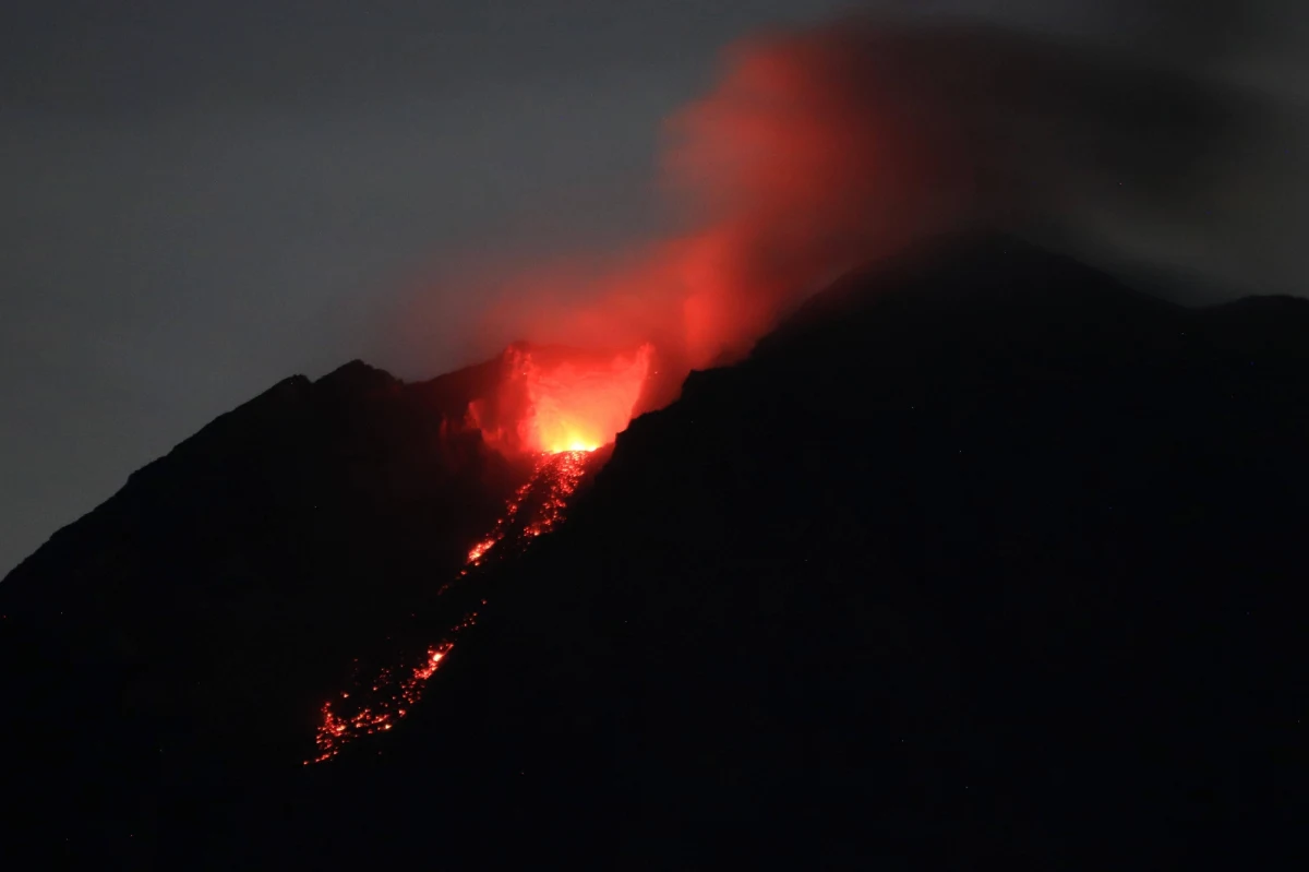 Bilans ofiar śmiertelnych erupcji wulkanu Semeru na Jawie, najgęściej zaludnionej wyspie Indonezji, wzrósł do 39 - poinformowały miejscowe władze. W warunkach zagrożenia dalszymi erupcjami ratownicy kontynuują wysiłki, aby odnaleźć kolejne ciała.