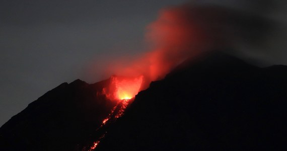 Bilans ofiar śmiertelnych erupcji wulkanu Semeru na Jawie, najgęściej zaludnionej wyspie Indonezji, wzrósł do 39 - poinformowały miejscowe władze. W warunkach zagrożenia dalszymi erupcjami ratownicy kontynuują wysiłki, aby odnaleźć kolejne ciała.