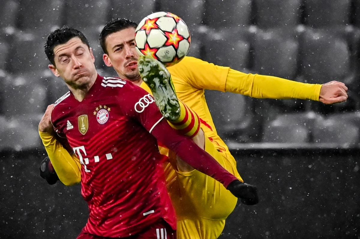 Bayern Monachium pewnie pokonał u siebie Barcelonę 3:0 w ostatniej kolejce grupy E piłkarskiej Ligi Mistrzów. Robert Lewandowski grał do 78. minuty i tym razem gola nie zdobył. "Dumy Katalonii" zabraknie w fazie pucharowej po raz pierwszy od sezonu 2003/04.