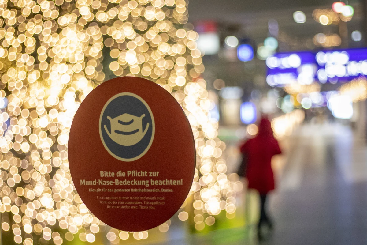 Nowy wariant koronawirusa Omikron wydaje się mieć wyższy wskaźnik reinfekcji, ale powoduje mniej nasilone objawy od Delty - ogłosiła Światowa Organizacja Zdrowia (WHO). Firmy Pfizer i BioNTech zapewniają, że ich szczepionka przeciwko Covid-19 jest skuteczna po trzech dawkach przeciwko temu wariantowi.