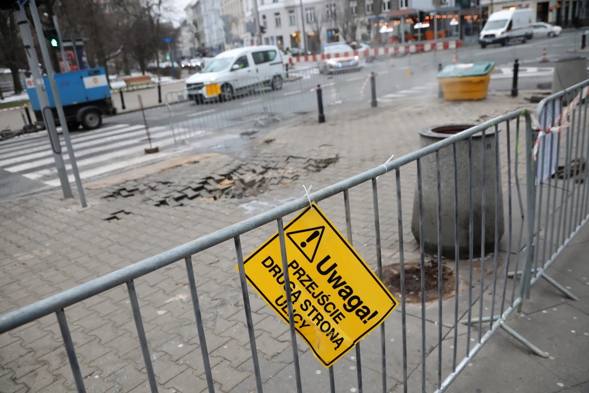 ​Wznowiono dostawy ciepła do budynków u zbiegu ulic Mokotowskiej i Pięknej w Warszawie - poinformowała dziś rano rzeczniczka Veolii Aleksandra Żurada. Wczoraj doszło tam do awarii, wskutek której około stu okolicznych budynków nie miało dostępu do ciepłej wody ani ogrzewania.