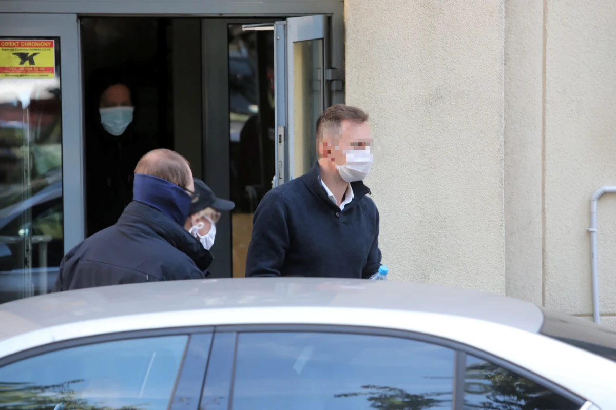 ​Prokuratura Okręgowa w Warszawie skierowała do sądu akt oskarżenia przeciwko byłemu burmistrzowi dzielnicy Włochy Arturowi W. oraz przedsiębiorcy Sabriemu B. - poinformowała PAP rzeczniczka Prokuratury Okręgowej w Warszawie Aleksandra Skrzyniarz. Były burmistrz warszawskich Włoch odpowie przed sądem za przyjęcie 200 tys. złotych łapówki, a przedsiębiorca o wręczenie jej.