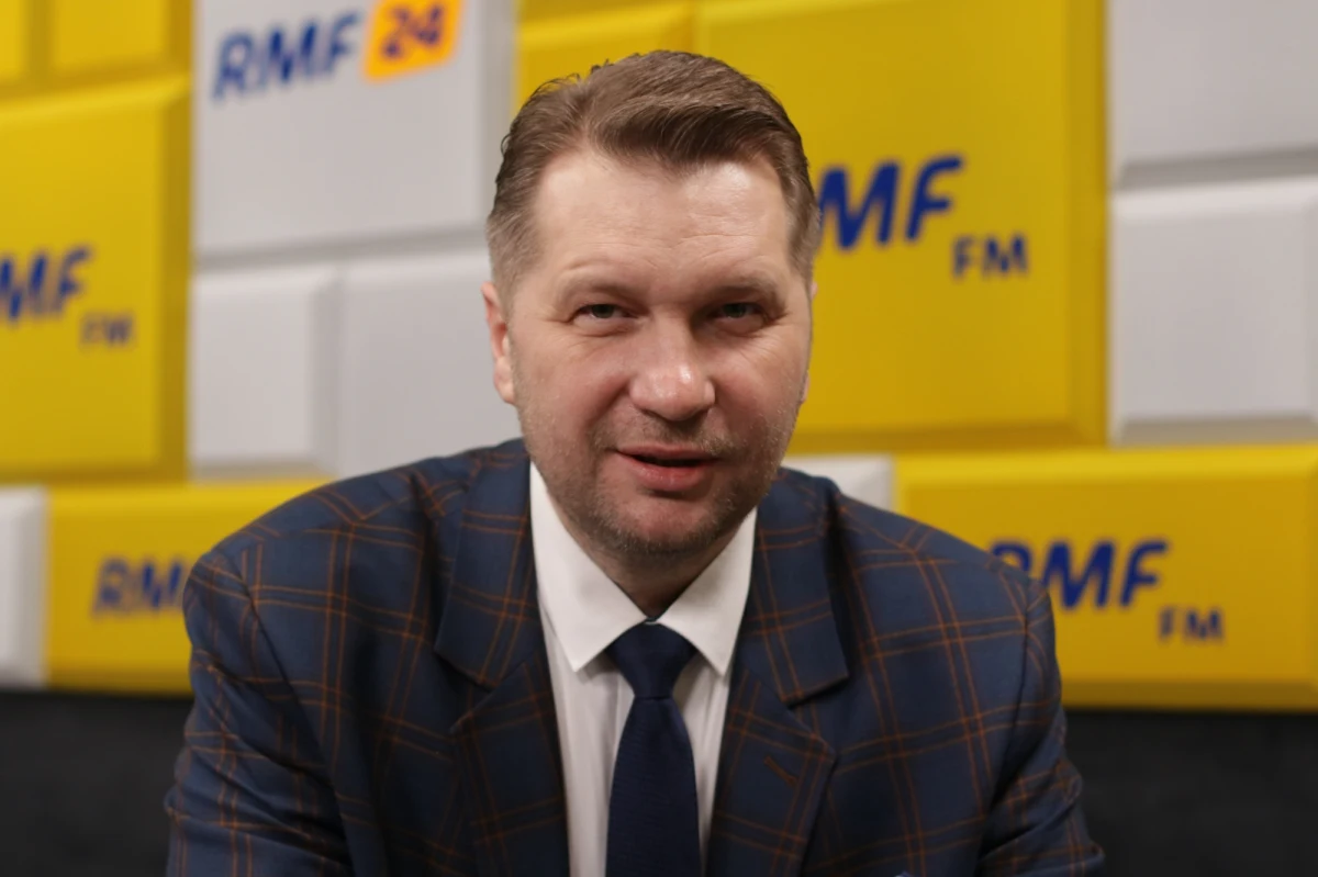 "To tylko 3 dni nauki zdalnej. Nie byłoby nauki zdalnej, gdyby nie święta" - mówi w Porannej rozmowie w RMF FM minister edukacji Przemysław Czarnek pytany o wprowadzenie ponownego nauczania on line. Skąd taka decyzja? "Żeby ukrócić kontakty okołoszkolne" - odpowiada gość Roberta Mazurka. "Służby sanitarne postulowały, żeby wykorzystać te trzy dni na pobyt w domu" - tłumaczy. 