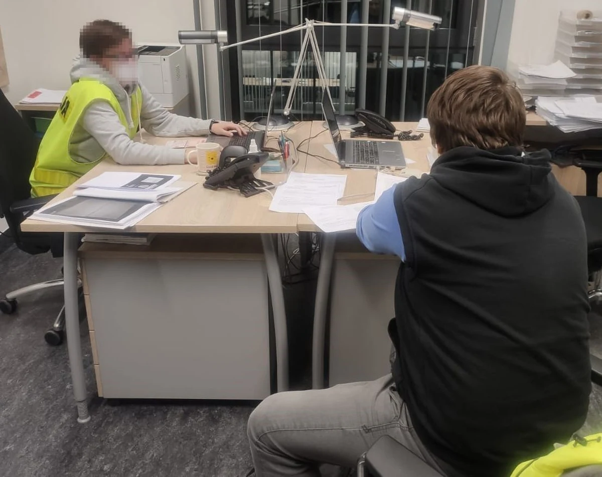 Policjanci z Gdańska przesłuchali trzech mężczyzn z załogi rosyjskiego statku handlowego, który w sobotę zboczył z toru wodnego i płynął prosto ku plaży Wyspy Sobieszewskiej. Zarzuty usłyszał jeden z mężczyzn. Okazało się, że pełnił wachtę i był pijany.  