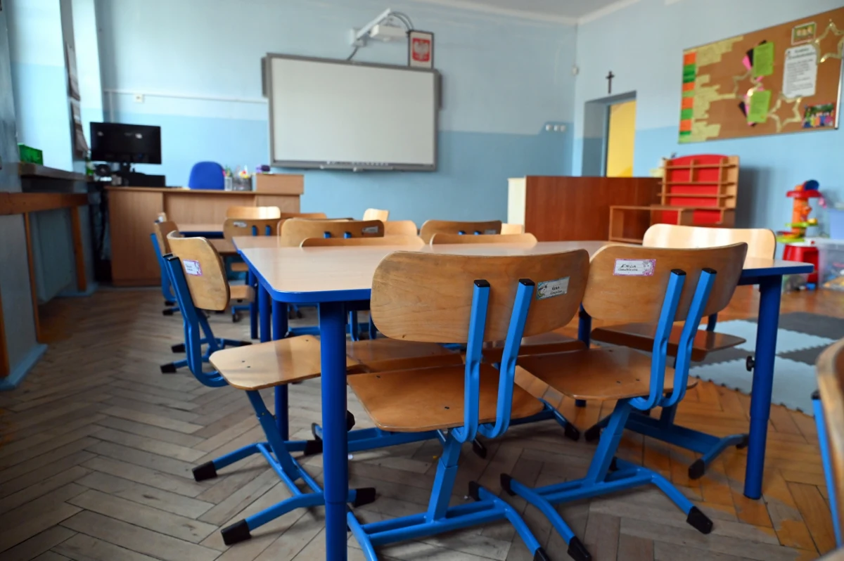 Nie ma mowy, aby nauczyciele tracili pracę w szkole, bo nas nie stać na problemy kadrowe w szkołach - powiedział szef MEiN Przemysław Czarnek pytany w Porannej rozmowie w RMF FM o obowiązkowe szczepienia nauczycieli. Te, zgodnie z zapowiedzią ministra zdrowia, miałyby się rozpocząć od 1 marca przyszłego roku.