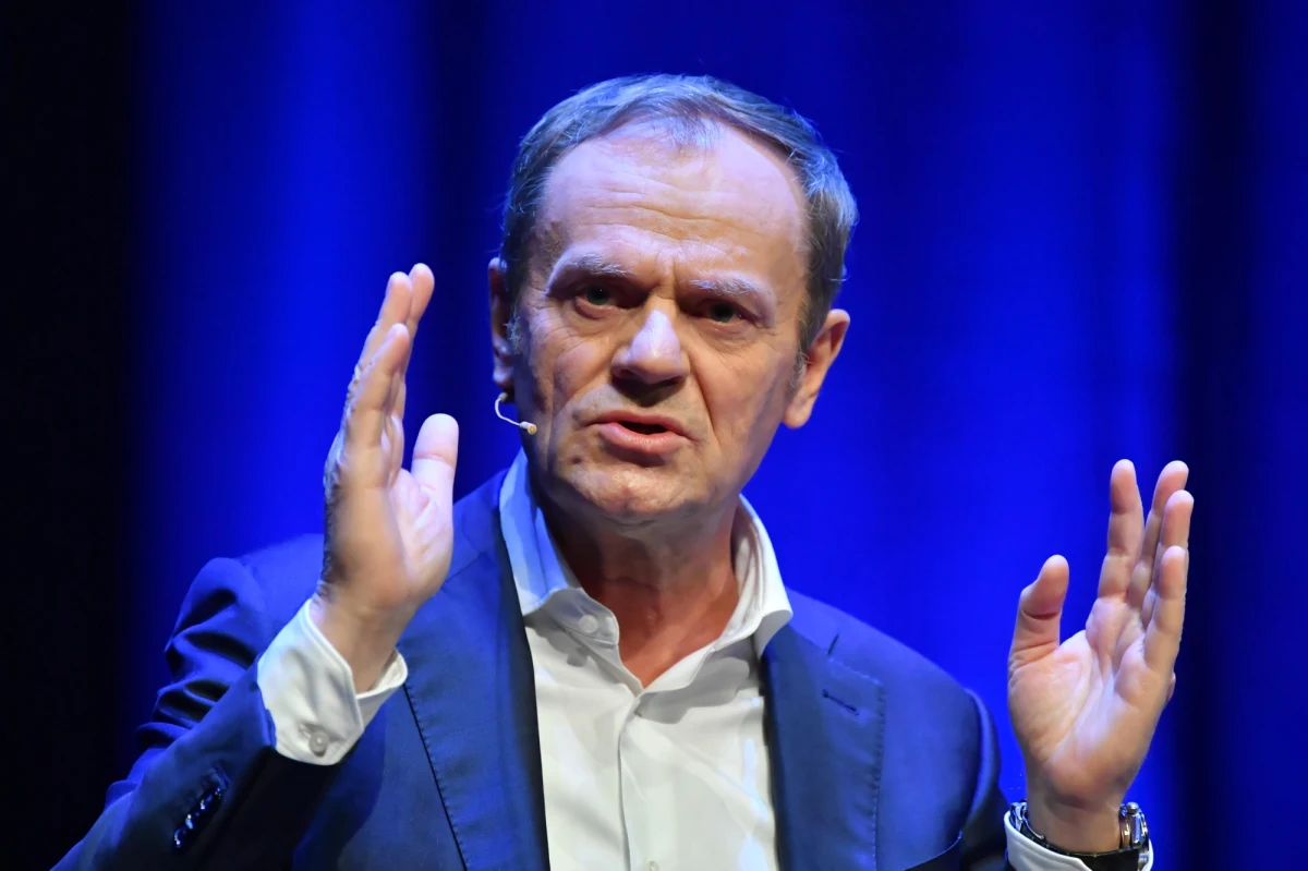 "Ja chcę być premierem, chcę na siebie wziąć odpowiedzialność, ale nie muszę" – stwierdził w wywiadzie dla portalu gazeta.pl szef Platformy Obywatelskiej Donald Tusk zapytany, czy po ewentualnej wygranej w wyborach chciałby stanąć na czele rządu. "Jeśli wspólnie dojdziemy do wniosku, a szczególnie wyborcy tak uznają, że ja jestem potrzebny, to ok. Jeśli uznamy, że dużo lepszym rozwiązaniem będzie ktoś inny, młodszy, nieobciążony rządzeniem w przeszłości, to ja nie będę miał z tym żadnego problemu" – zadeklarował. 