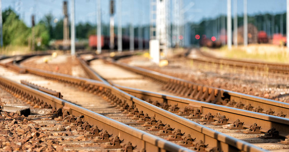 ​Po uszkodzeniu sieci trakcyjnej w Wielkopolsce między Kłodawą a Zamkowem wznowiony został ruch pociągów po jednym torze. Wcześniej składy PKP Intercity jeździły objazdem, w ruchu lokalnym jeździły zastępcze autobusy.