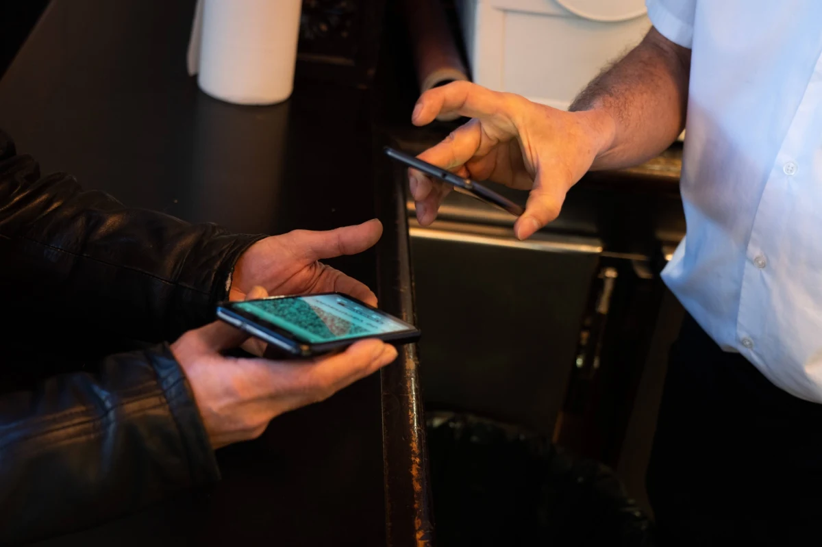 Dopiero w przyszłym tygodniu do Sejmu trafi projekt o weryfikacji przez pracodawcę szczepień przeciw Covid-19 albo testów na koronawirusa u pracowników. Przepisy są już gotowe, czekają na zielone światło – usłyszeli dziennikarze RMF FM od posłów Prawa i Sprawiedliwości. 