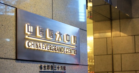 ​Agencja Fitch uznała China Evergrande Group za niewypłacalny - informuje "Bloomberg". Gigantyczny koncern od kilku miesięcy miał poważne problemy finansowe. Do poniedziałku miał zapłacić dług w wysokości 82,5 mln dolarów i nie był w stanie tego zrobić.