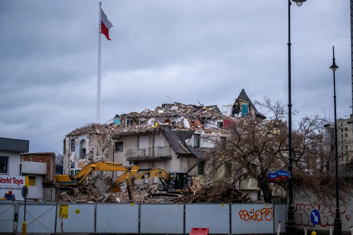 ​Niedługo rozpoczną się prace rozbiórkowe na działce przy ul. Okopowej 65, na której są pozostałości po "Czarnym Kocie" - najsłynniejszej warszawskiej samowoli budowlanej. "W ciągu najbliższych dni na zabezpieczoną działkę wjedzie ciężki sprzęt" - przekazał wolski ratusz.