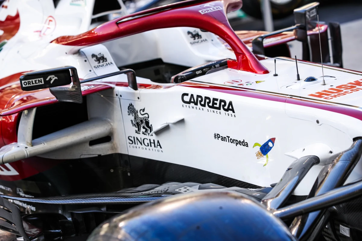 Najbliższy wyścig o Grand Prix Abu Zabi będzie wyjątkowy dla wspieranego przez PKN ORLEN zespołu Alfa Romeo Racing ORLEN. Na bolidach Kimiego Räikkönena oraz Antonio Giovinazziego pojawi się rysunek Natana Gajka, znanego jako Pan Torpeda. Siedmiolatek z Sosnowca, który jest wielkim fanem Formuły 1, od trzech lat zmaga się z nowotworem złośliwym. Zespół Alfa Romeo Racing ORLEN chce w ten sposób wesprzeć chłopca i wyrazić podziw dla jego woli walki.