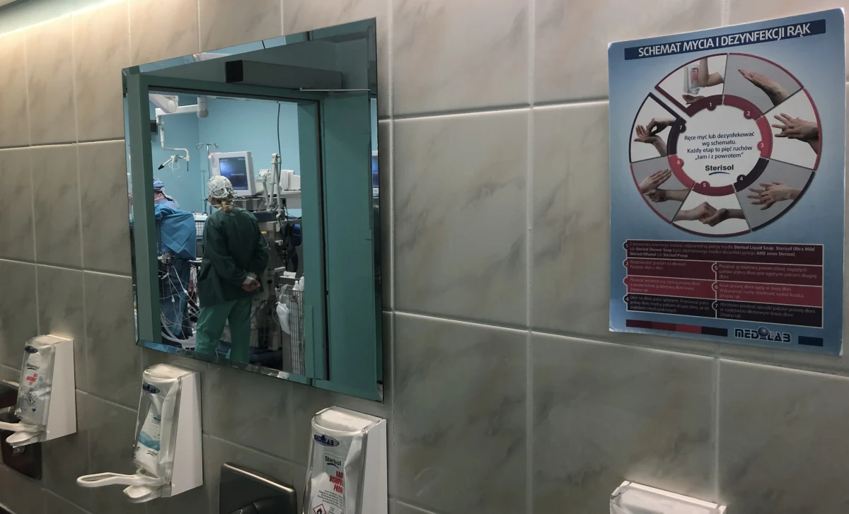 Poważne kłopoty z obsadą dyżurów anestezjologów na oddziale kardiochirurgicznej intensywnej opieki medycznej szpitala dziecięcego im. Karola Jonschera w Poznaniu. Z początkiem grudnia z pracy zrezygnowało sześciu pracujących na nim lekarzy. W tle - jak mówią nieoficjalnie nasi rozmówcy - jest konflikt z ordynatorem. Jak ktoś ma trudny charakter i nie słucha ludzi to nie ma co się dziwić, że odchodzą - mówi nam osoba związana ze szpitalem przy Szpitalnej w Poznaniu. Co to oznacza dla małych pacjentów placówki?